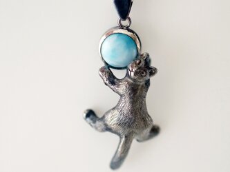 振り向き黒猫ペンダント ラリマーの画像