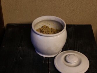 1600年創業 13代目職人 加藤さんのつくる甕（かめ）8合・白（味噌入れ・少量のぬか漬け）お味噌約1.2キロ入りますの画像