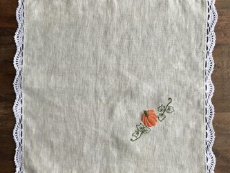 手刺繍とレースのリネンクロスの画像