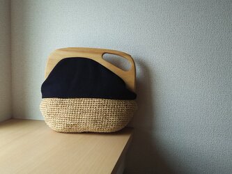 マダガスカル産ラフィアとヴィンテージ帆布の木工口金デザインバッグ（black）の画像