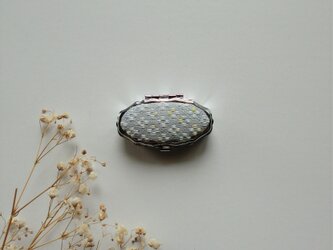 【再販】こぎん刺しのピルケース・ オーバルS（グレー×ほんのりグラデーション）ミラー付きの画像