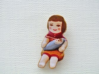 みずいろ人形を抱くひとブローチの画像