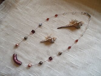 ワインカラーのパーツで揃えたセミロングネックレス(送料無料)の画像