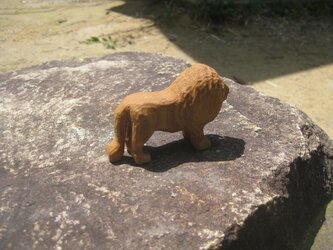 木製彫刻ライオンの画像