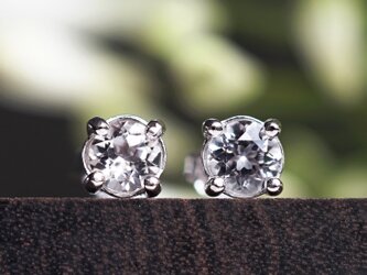 ホワイトトパーズのラウンドカット5ｍｍSilver925爪留めスタッドピアス　～Victoireの画像