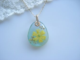 黄色いお花のグリーンドロップネックレスの画像