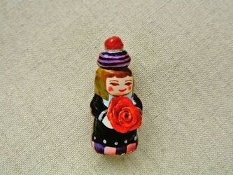 薔薇を抱くひとブローチの画像