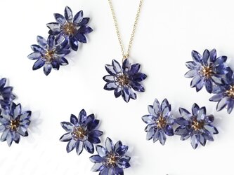アイオライトの花びらによるヤグルマギクの45cmネックレス　～Cornflowerの画像