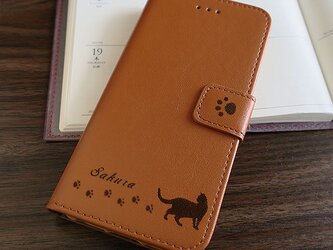 ★秋色★猫とあしあとiPhone8/7/6s/6 手帳型ケース（キャメル）の画像