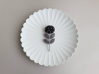 まあるい　お花のブローチ　モノクロの画像