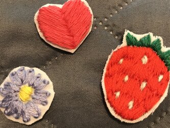 刺繍ワッペン いちご ハート 花の画像