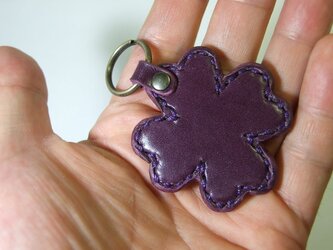 小さいクローバーのキーホルダー ルガトー紫の画像