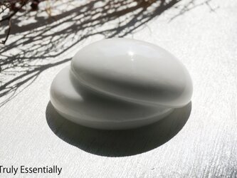 白色ガラスのインテリアオブジェ -「 KAZEの肌 」● 幅約10cmの画像