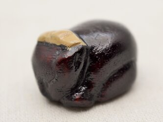 Netsuke 眠り猫　マホガニー　摺漆白漆の画像
