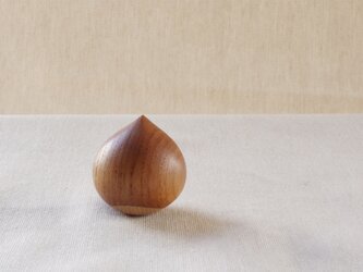 日本のどんぐりシリーズ　クリの木彫ペーパーウェイト 受注制作の画像