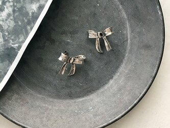 リボン モチーフ アンティーク シルバー チタン ピアスの画像
