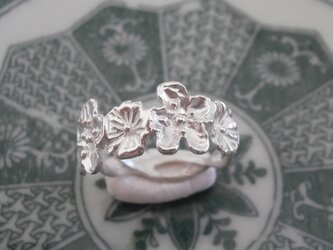 銀製の小さな花のリングの画像