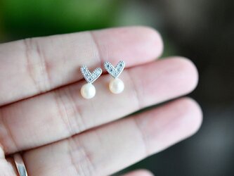 幸せを運んでくれる パールとハートのスタッドピアス イヤリング 6月誕生石の画像