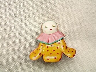 黄色いおべべの人形ブローチの画像