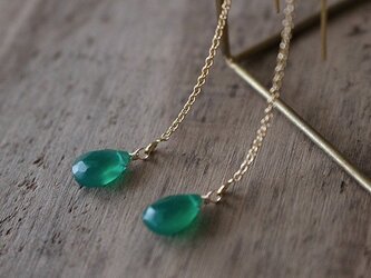 グリーンオニキス＜AAA＞のロングピアス（K14GF）の画像