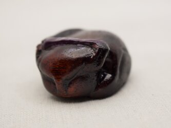 Netsuke 眠り猫　マホガニー　摺漆紫漆の画像