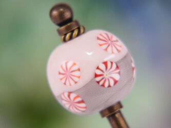 赤いお花のとんぼ玉かんざしの画像