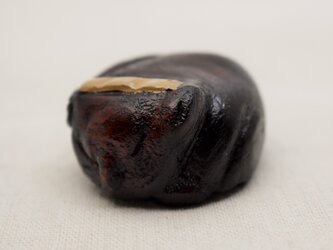 Netsuke 眠り猫　マホガニー　摺漆白漆の画像