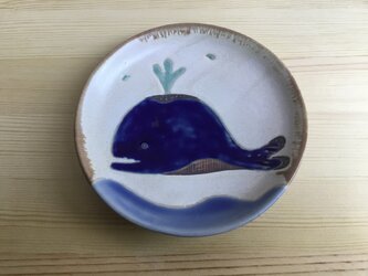 青いクジラの中皿の画像