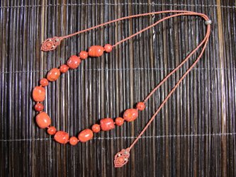 珊瑚とシルバーのマクラメネックレス