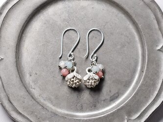 コロンと丸いカレンシルバーとロードナイト、アマゾナイト、グーズベリーのピアスの画像