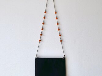 茜染め　フェルトボールチェーン　ショルダーバッグ　黒の画像