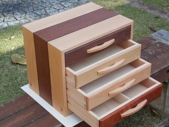 無垢材で作った隠し個所付４段の引き出しの画像