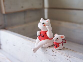 【陶器の座る招き猫＋干支のねずみ】＊白猫腹掛dの画像