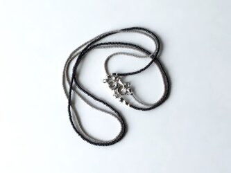 毎日のネックレス ねずみ色と黒 ／２本セット, ガラスビーズの画像
