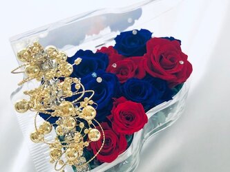 【プリザーブドフラワー／グランドピアノシリーズ】青と赤の薔薇の冷静と情熱の音色の画像