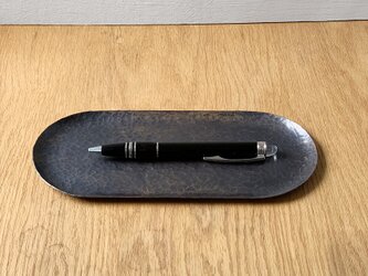 鎚目模様の黒染めトレー（トラック型）の画像