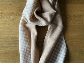 handwoven scarf (camel + off-white)キャメル色のふわふわ千鳥格子の手織りマフラーの画像