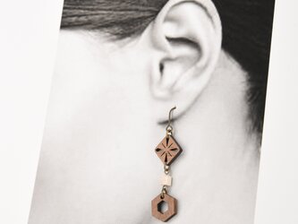 スリーブロックのピアス　クルミの木のアクセサリーの画像