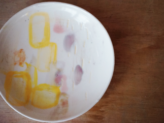 降り始めた雪のケーキ皿の画像