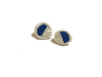 刺繍ピアス【白と青い粒】の画像