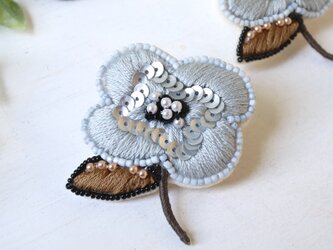 ほんのりブルーのぶっくりしたお花、オートクチュール刺繍のブローチ『シルヴィ』の画像