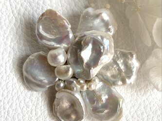 花びら淡水真珠のブローチ（オフホワイト）の画像