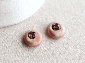 fr-14　和菓子のような丸みピアス／イヤリング　サーモンピンク＋マットゴールド　レジンの画像