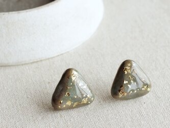f-09　丸みな三角ピアス／イヤリング　金箔＋グレーグリーンブルー　純金箔の画像