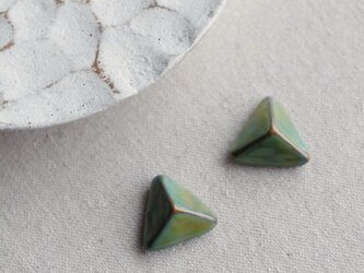 f-22　三角錐のピアス／イヤリング　幾何学デザイン　グリーン　ゴールドの画像