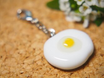 目玉焼きのフック付きチャームの画像