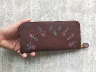 刺繍革財布『花かざり』牛革BROWN×ピンク（A-type）☆スリムタイプ☆ラウンドファスナー型の画像