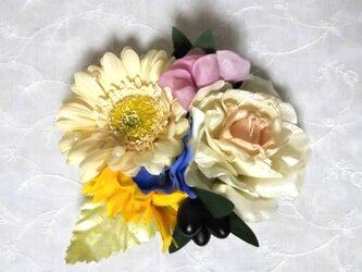 ベージュガーベラとバラのコサージュの画像