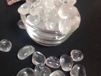 【タンブル　さざれ石穴なし】天然水晶　小サイズ　 握り石　30ｇ　ミニサイズの画像