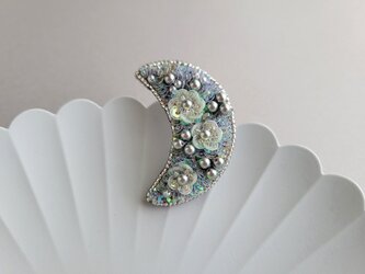 静かに輝く　ブルーグレーのお月さまブローチの画像